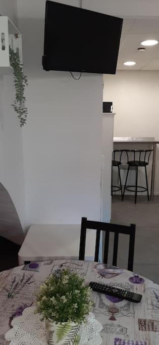 Apartamento Logement F2 Centre Calme Avec Garage Gratuit Nimes Exterior foto